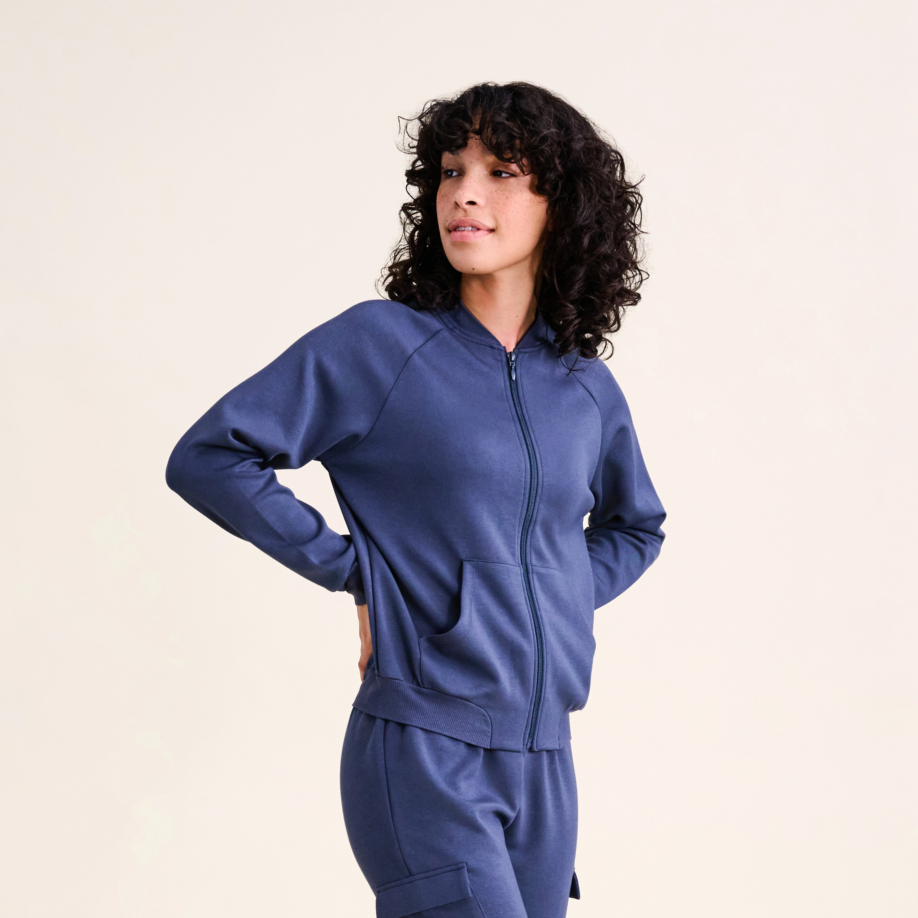 Alessa Jacke in blau