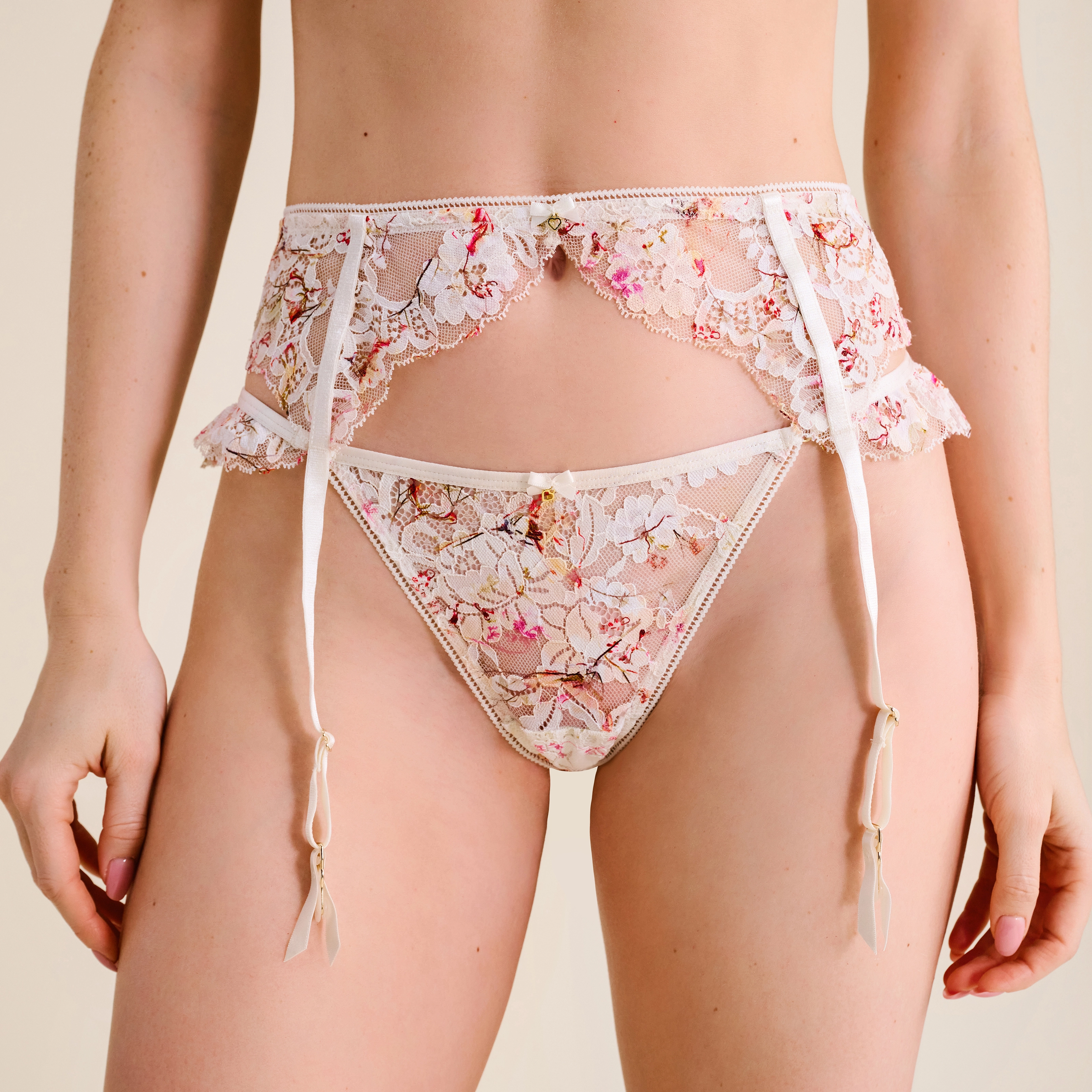 Amina Strapse in weiss