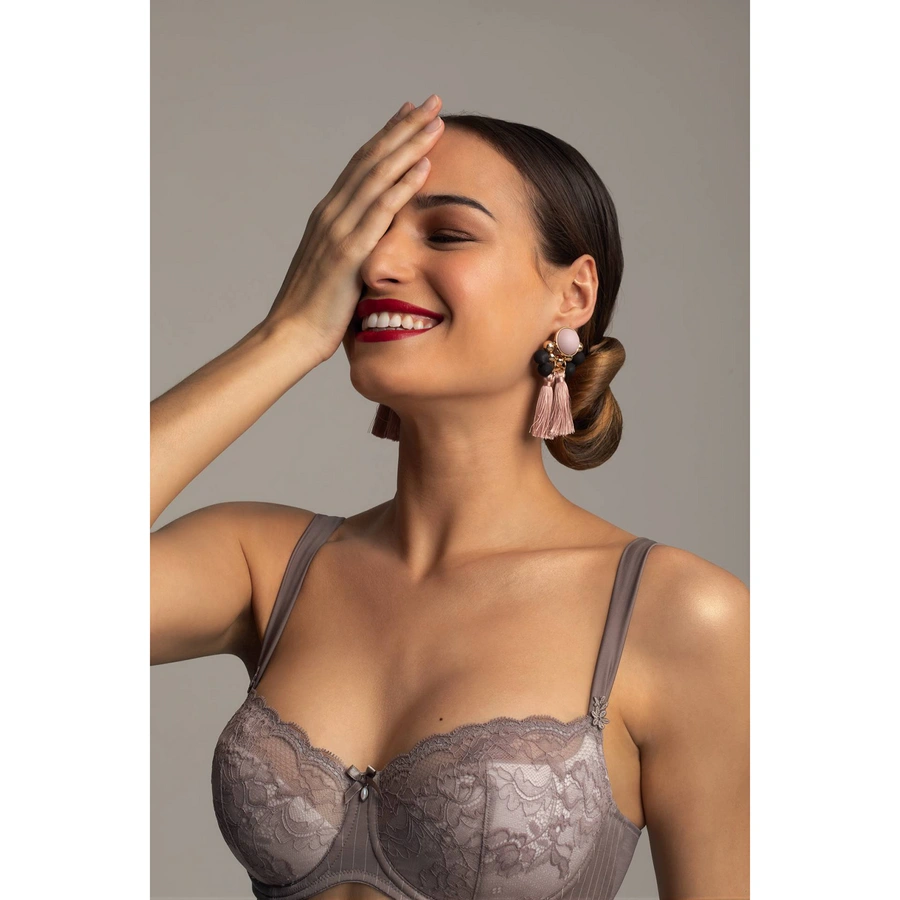 Antonia, Gris, large