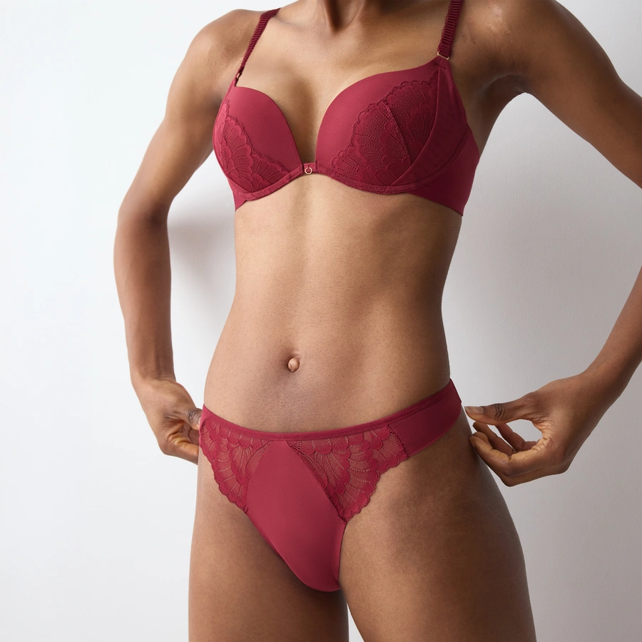 Love in Lace, Rot, large
